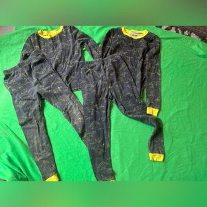 Boys sz 5/6 matching long sleeve 🦕 pajama sets -2 sets